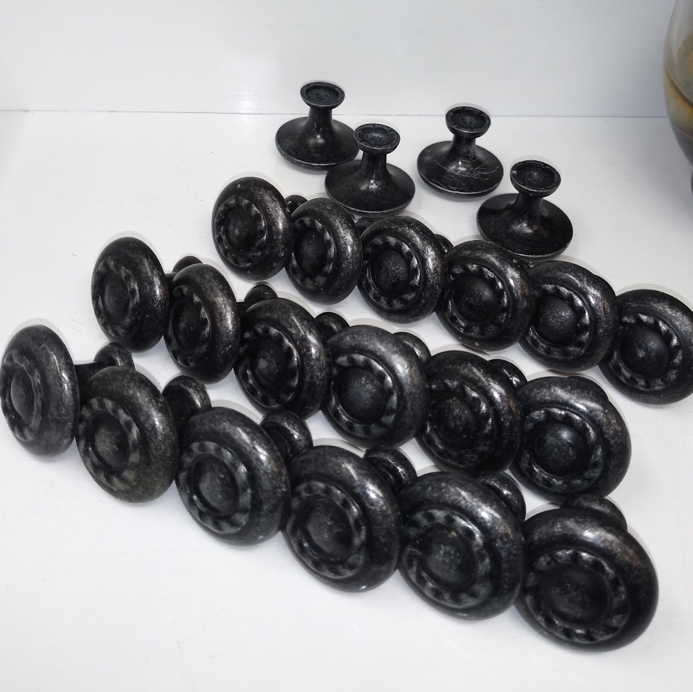 22pcs. 1¼" In Diameter Draw Pulls/Knobs - Picture 3 of 7
